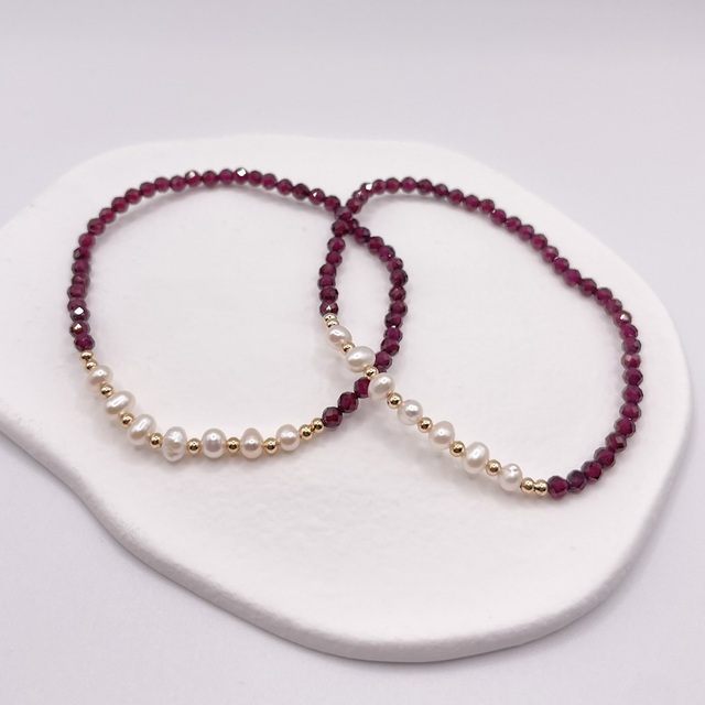 GEMSTONE BAND - Elastisches Armband mit Granat & Süßwasserperlen