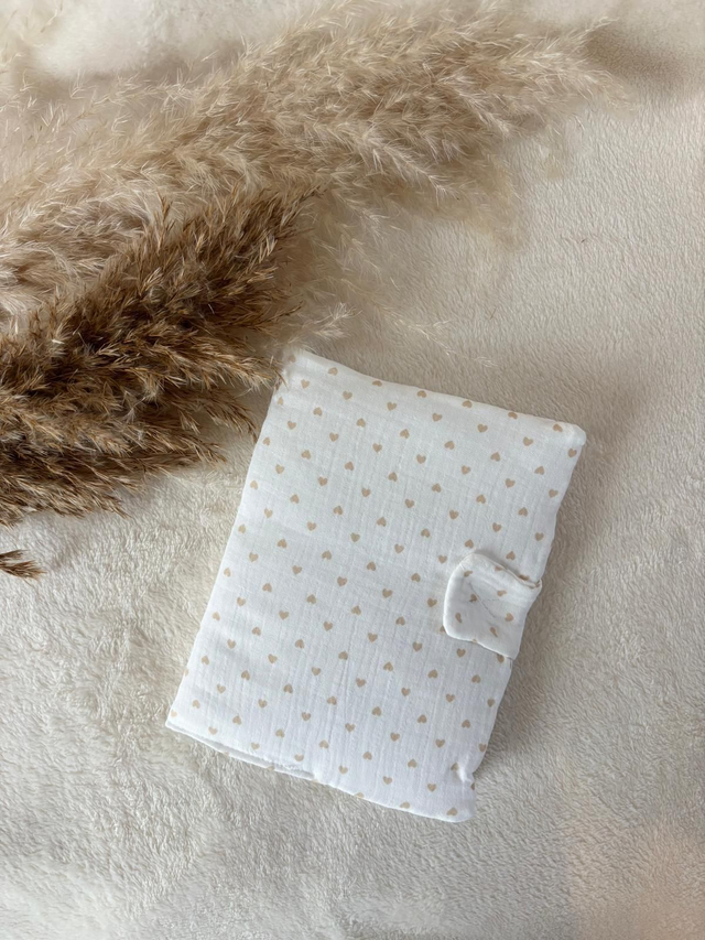 Protège carnet de santé cœur beige