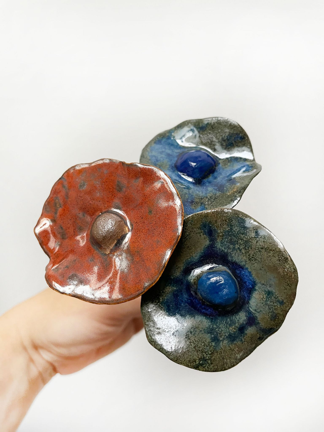 Association de 3 coquelicots émail bleu cendre et effet rouille