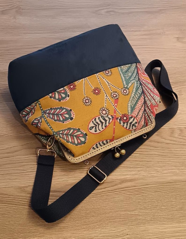 Sac bandoulière fermoir rétro suédine bleue et coton fleuri moutarde  – Modèle unique