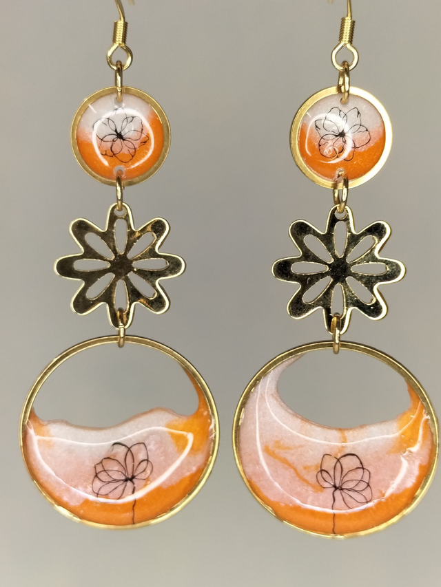 Boucles pendantes rondes résine orange et blanche