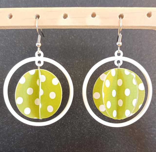 Grand cercle en métal blanc, grande perle en papier