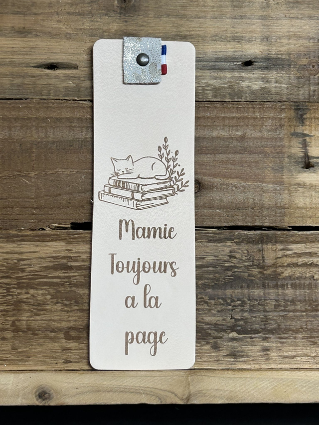 Marque page en cuir &quot;Mamie toujours à la page&quot;