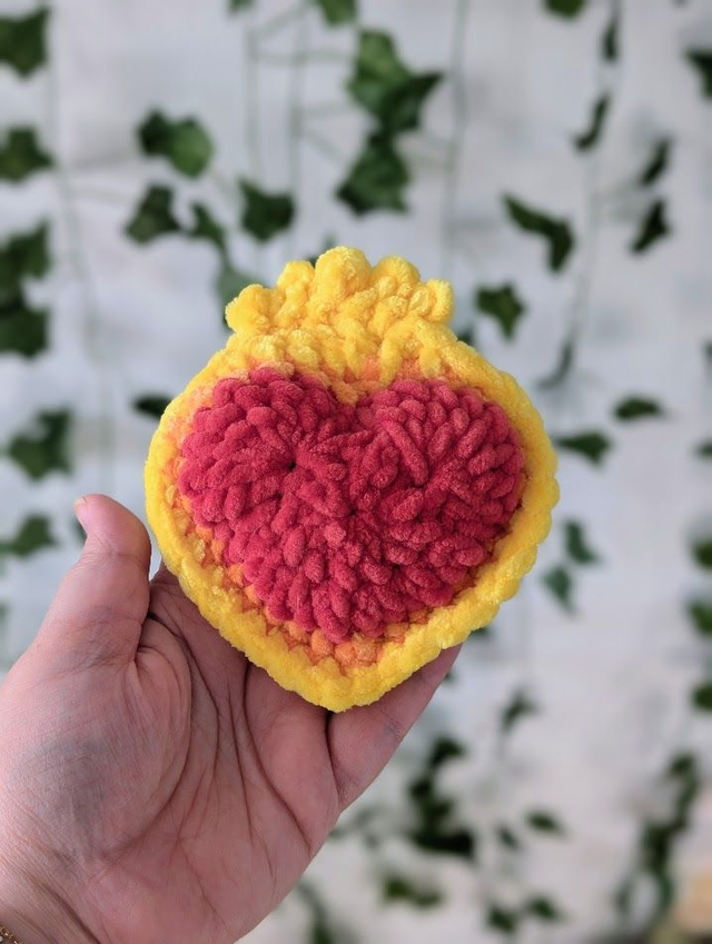 Ex-voto , cœur sacré en crochet – décoration artisanale , peluche cute , décoration cabinet de curiosité