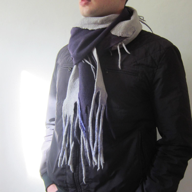 Sciarpa unisex in lana infeltrita grigio-viola