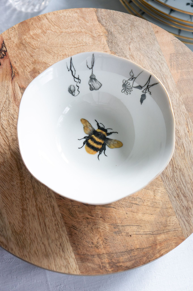 Petite coupelle en porcelaine fine, Collection L’Or des Abeilles, Abeille &amp; alvéoles dorées, peinte à la main