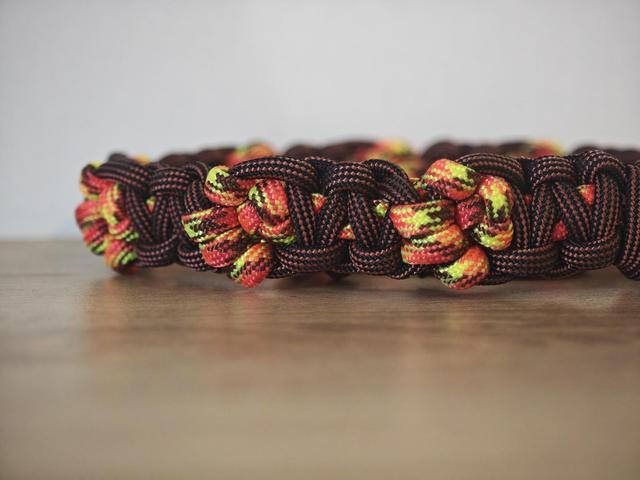 Collier en paracorde Tressage patte de chien