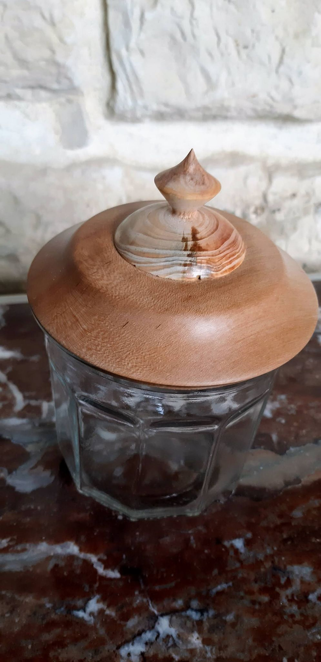 Pot et son couvercle en bois