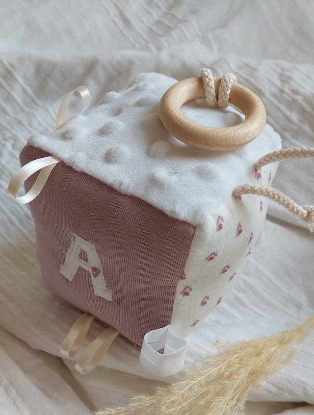 Cube d&#039;éveil lilas