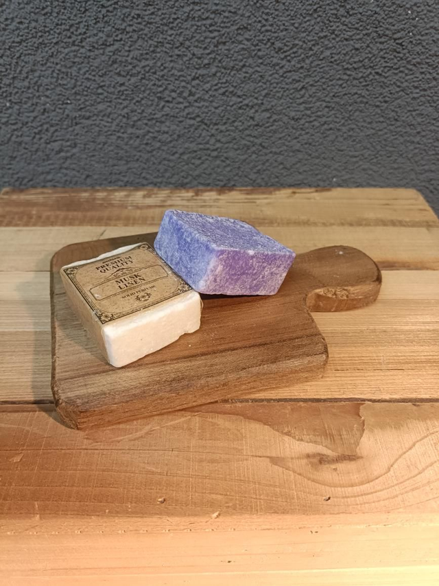 Plankje met 2 amberblokjes