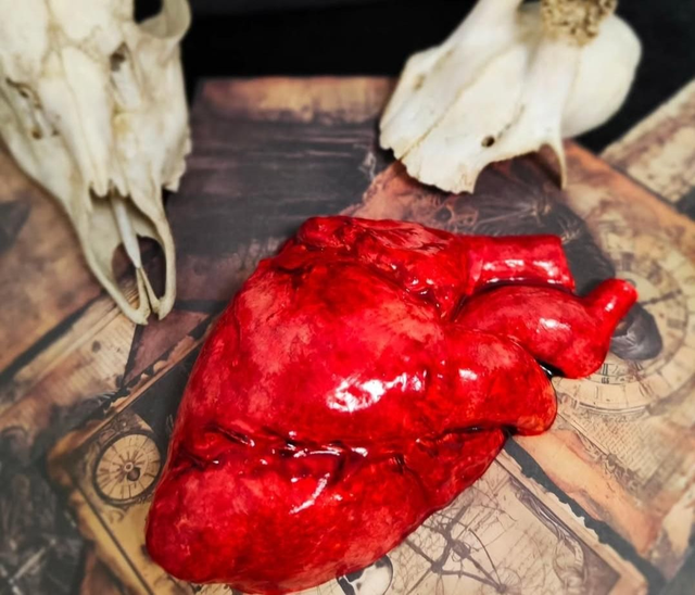 Statua Cuore in Resina - Amore, Energia e Trasformazione