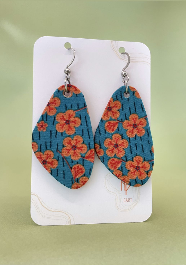 Boucles d'oreilles carton et tissu forme triangle, collection " fleurs de cerisiers " - fond bleu et motifs fleuris orange 