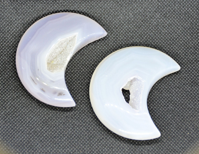 Agate en forme de lune avec cristallisation