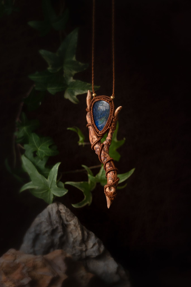 Thalwen - Talisman labradorite et racine de pin