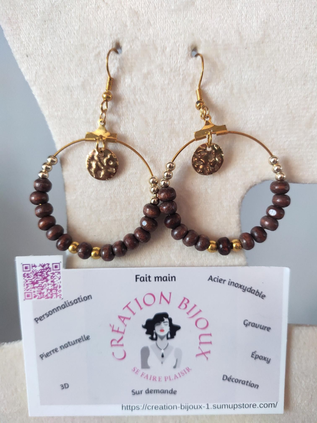 Boucle d'oreille créole avec perle