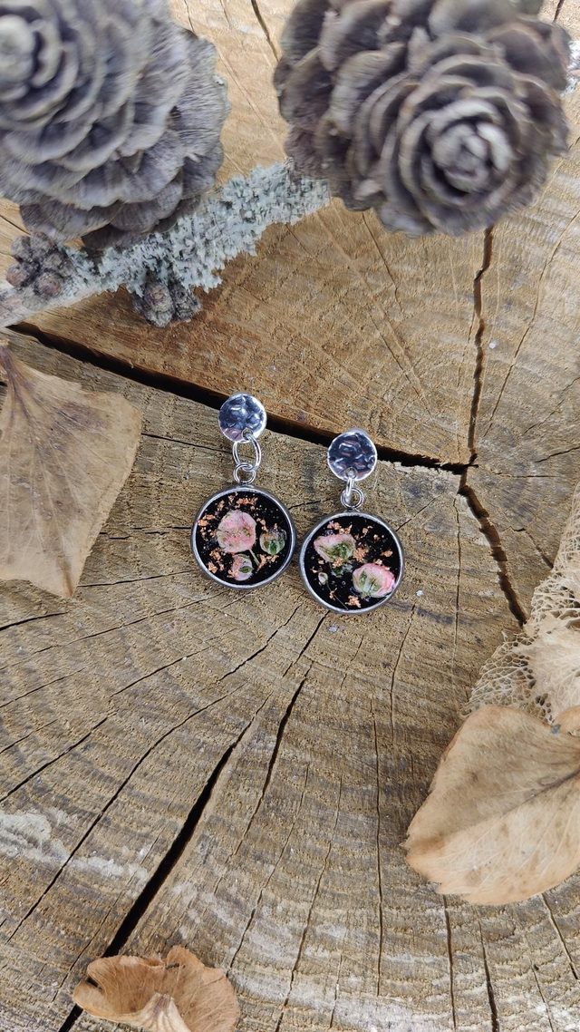 Boucles d&#039;oreilles minimalistes boutons de fleurs roses