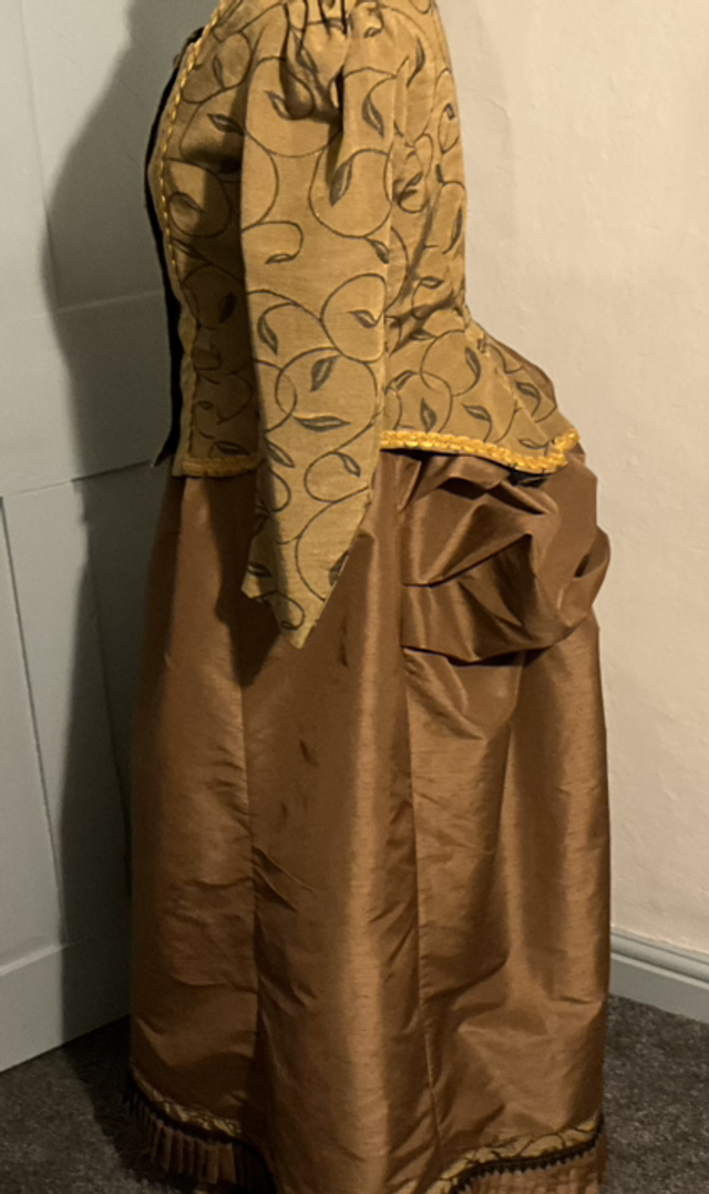 Two piece bustle ensemble 001