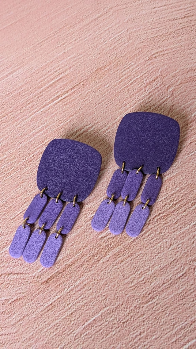 Boucles d'oreilles mauves en pâte polymère