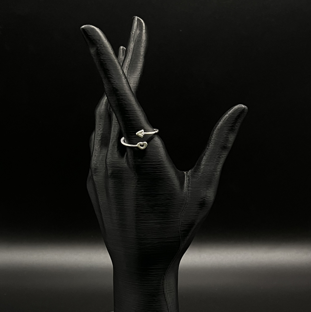 Anel regulável flecha e coração vazado