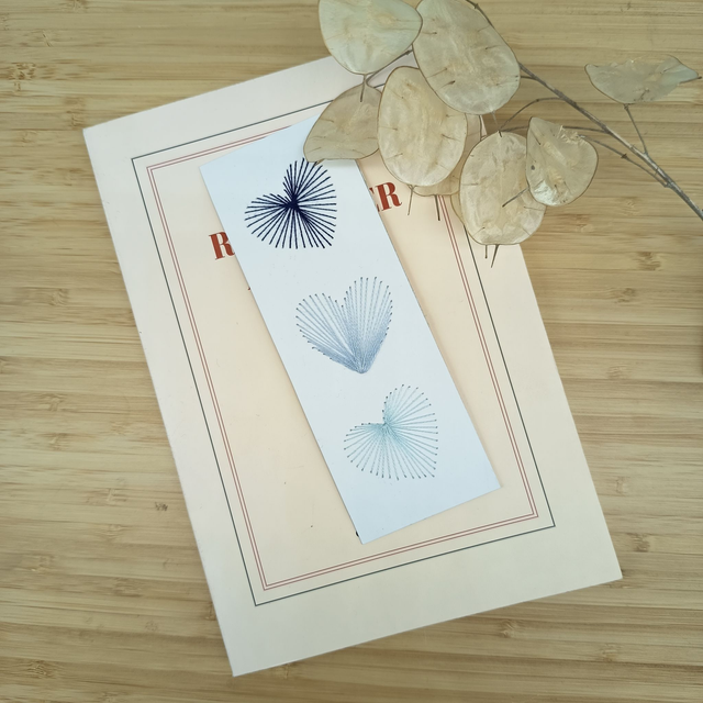 Marque-pages brodé Cœurs bleus