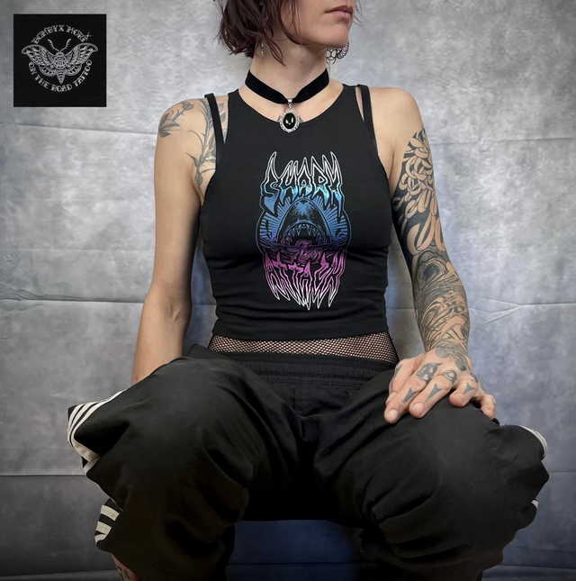 T-Shirt Cropped "Sharkattack! Acid Pink"