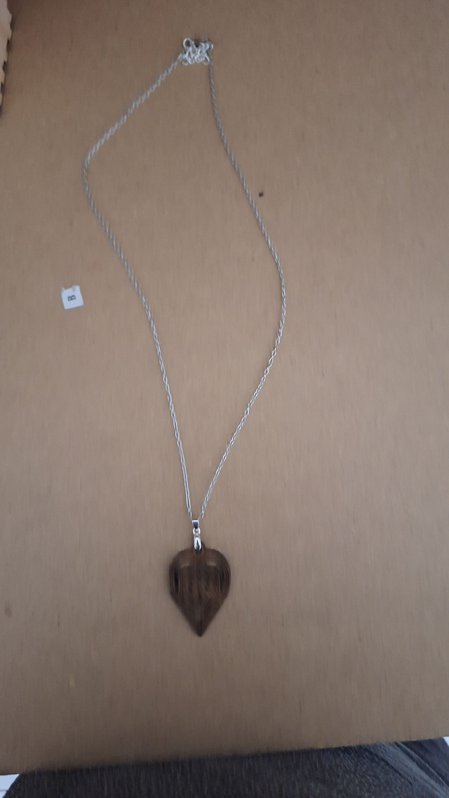 Collier Cœur Bois Gravé – Pendentif Abstrait Minimaliste – Bijou Chaîne Argentée