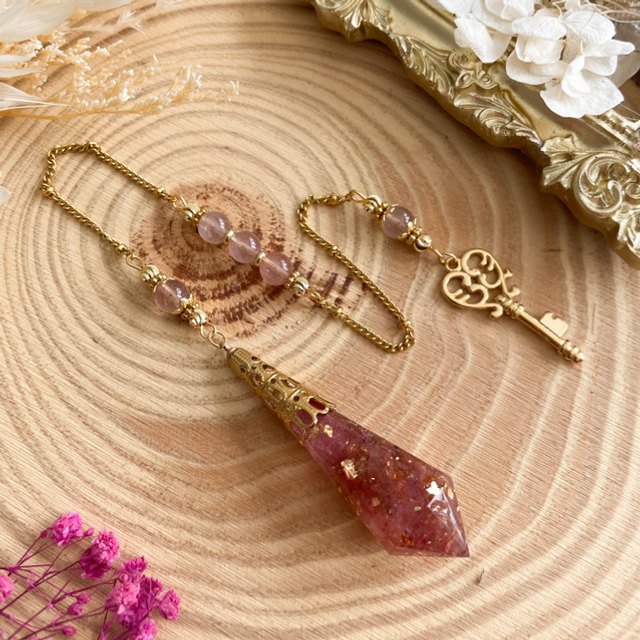 Grand pendule divinatoire en quartz fraise, modèle clef