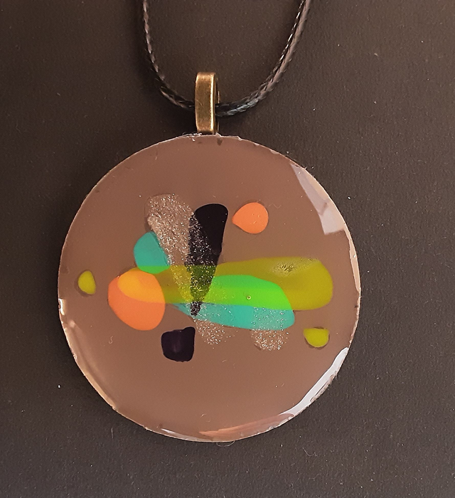 Pendentif rond collection peinture fond chamois et impression verte orange et bleu marine