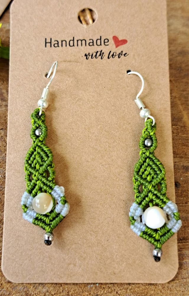Boucles d'oreilles micro-macramé vertes