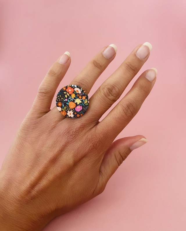 Bague réglable avec cercle de carton tapissé de tissu, collection " 1001 fleurs ", fond noir et motifs fleuris multicolores