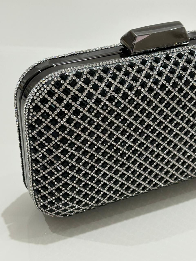 CLUTCH RETANGULAR PRETA COM DETALHESEM STRASS PRATA - ACOMPANHA ALÇAS (FSS-71)
