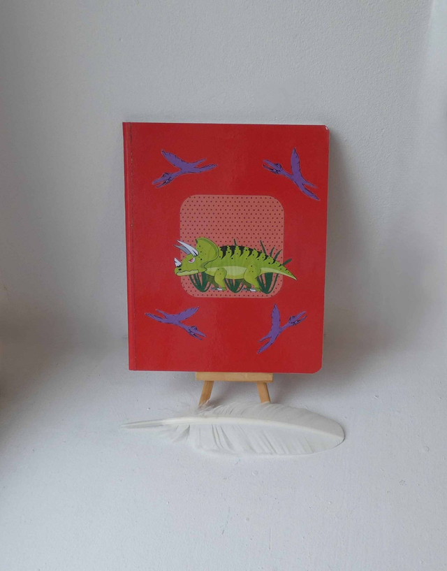 Un carnet de dessin avec des dinosaures