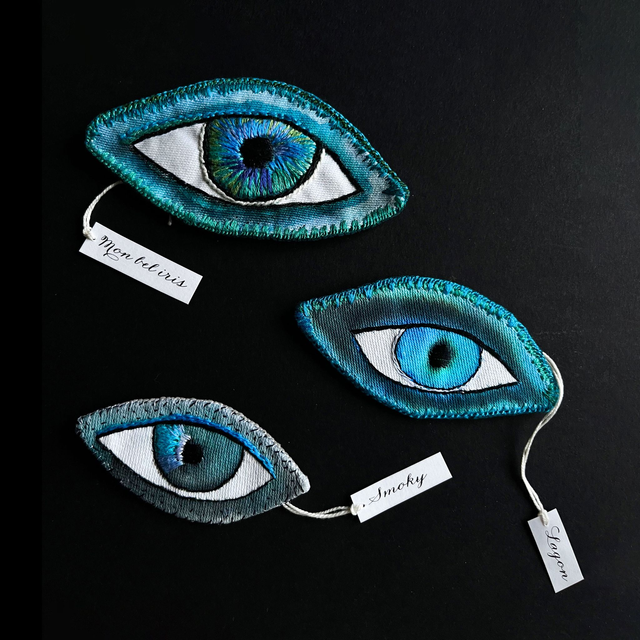3 yeux fétiches peints puis brodés, pièces uniques
