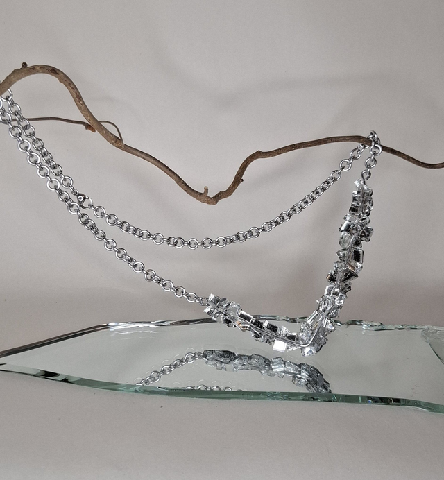 Pitelemätön - Sirpaleista koottu, kaulakoru