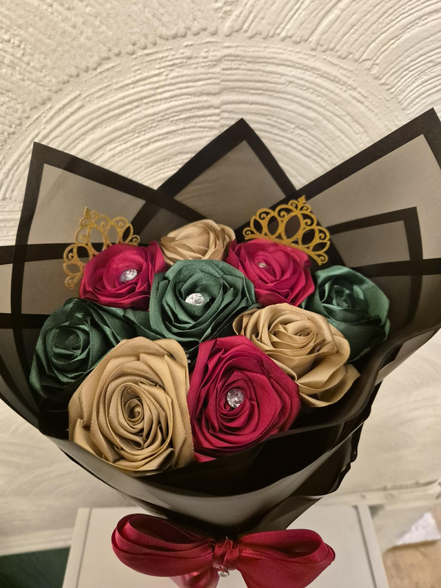 Burgandy Gold And Green (9Roses)