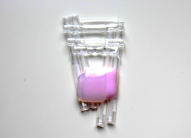 o7 Schmuckanhänger aus Glas , Farbakzent in rosé mit leichtem Opalglas-Schimmer . 5 x 8 cm