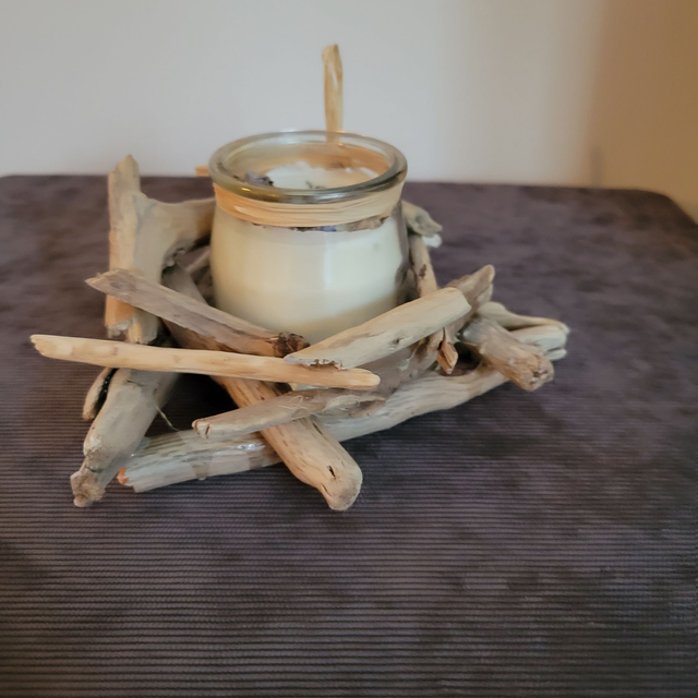 Bougeoir en bois flotté naturel.