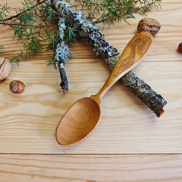 Cuillère en merisier avec kolrosing-C298