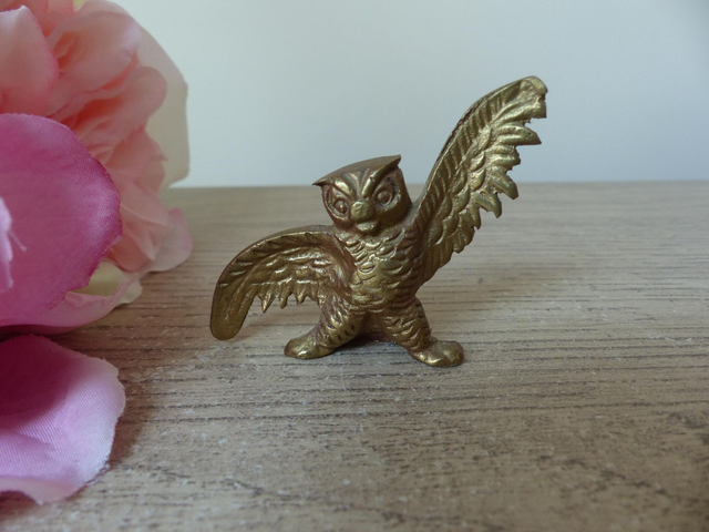 Figurine Miniature Hibou en Laiton Vintage – Statuette Hibou Ailes Déployées – Oiseau en Colère Décoratif – Collection Animaux en Laiton