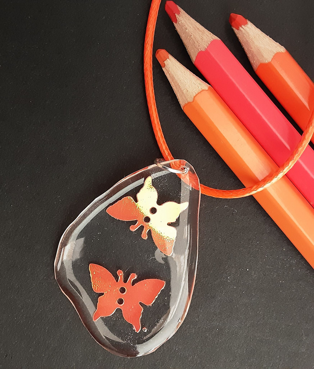 médaillon transparent et papillons oranges vifs