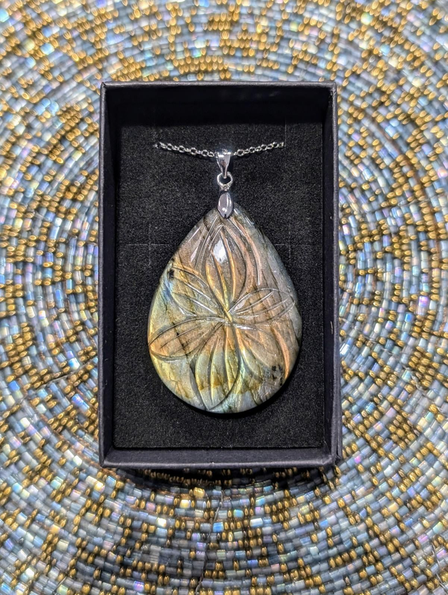 Pendentif Labradorite Gravée 