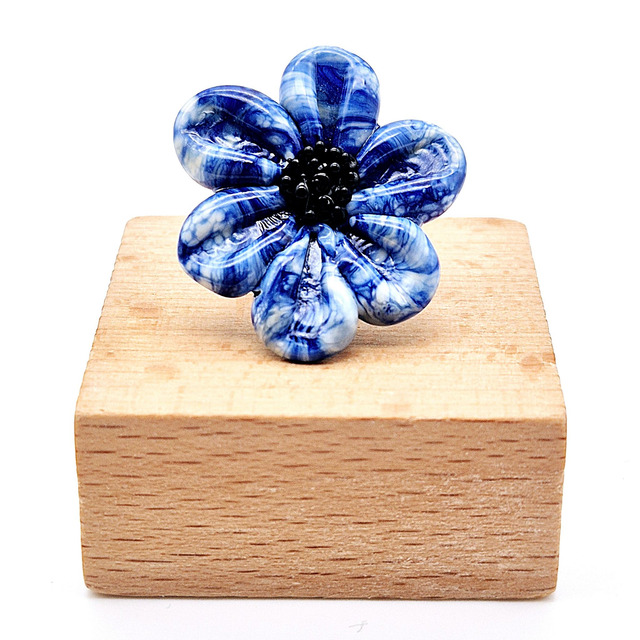 Pin's Marguerite bleu jean