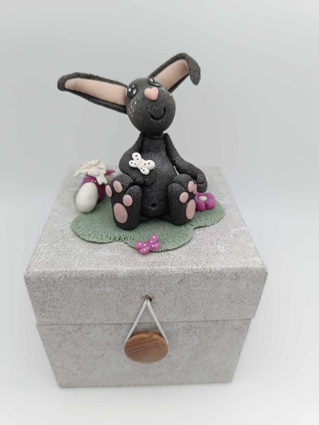 Lapin de Pâques en porcelaine froide sur boîte 