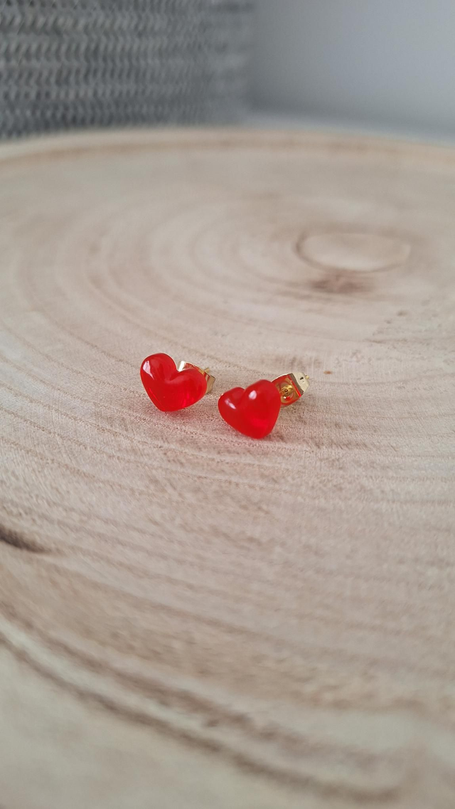 Puces cœurs bombés rouges