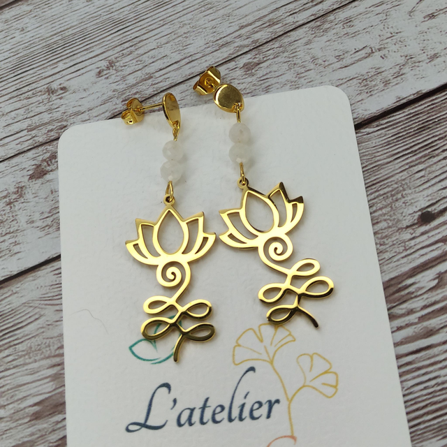 Boucles d&#039;oreilles Fleur de lotus arabesque et Pierre de Lune