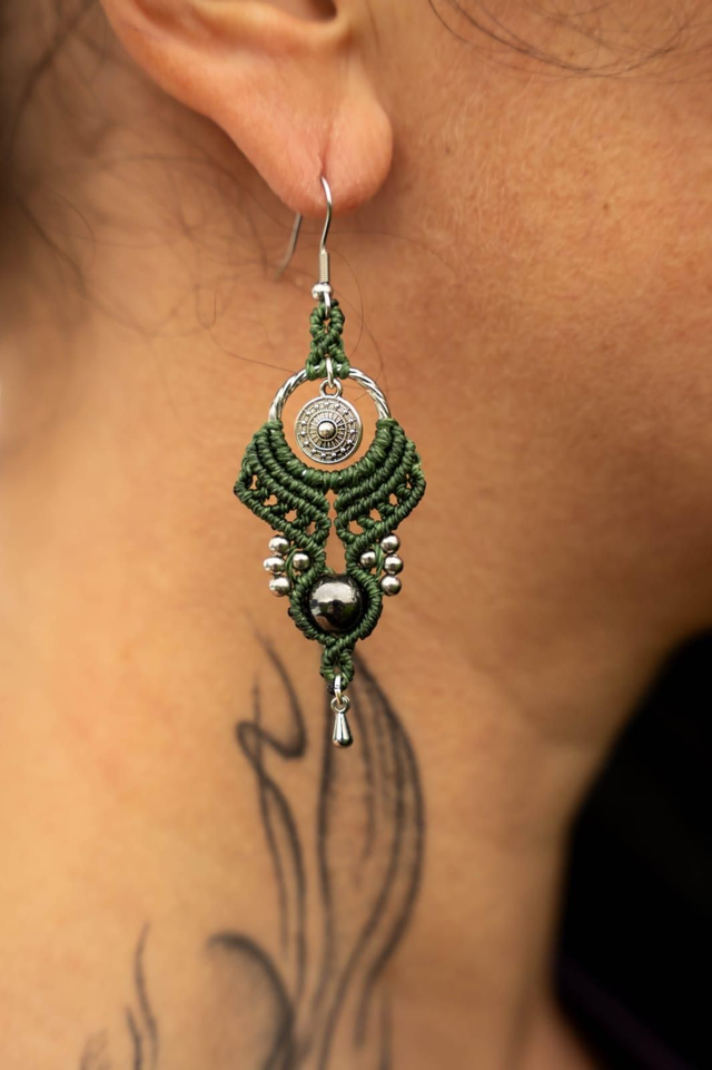 Boucles d'oreilles en micro-macramé couleur vert sapin avec pierre Hematite