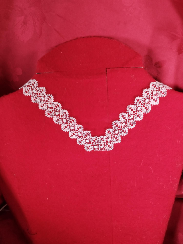 Collier blanc style V