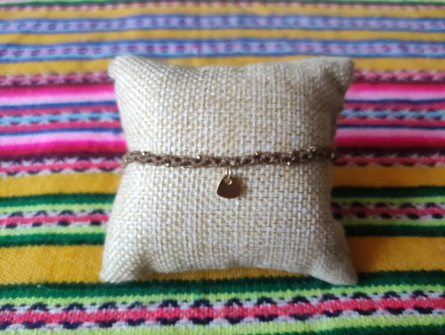 Bracelet marron avec coeur et perles