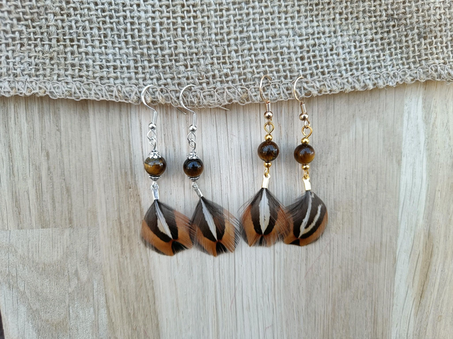 Boucles d&#039;oreilles Œil de tigre avec plumes