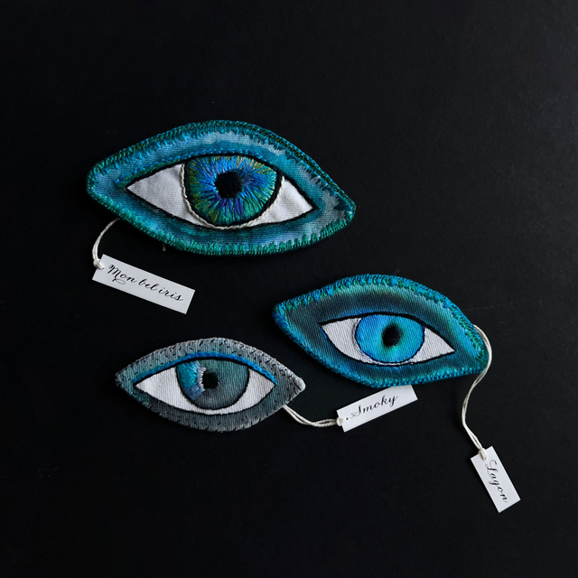 3 yeux fétiches peints puis brodés, pièces uniques